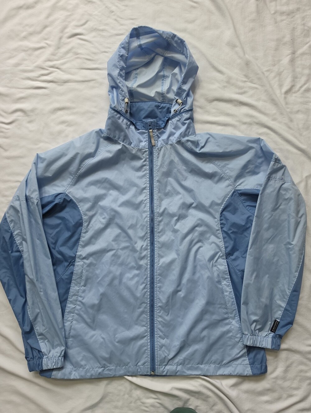 Columbia women’s lightweight packable hooded rain jacket/windbreaker in size XL